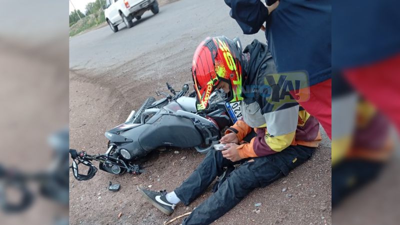 Se le cruzó un perro y perdió el dominio de la moto